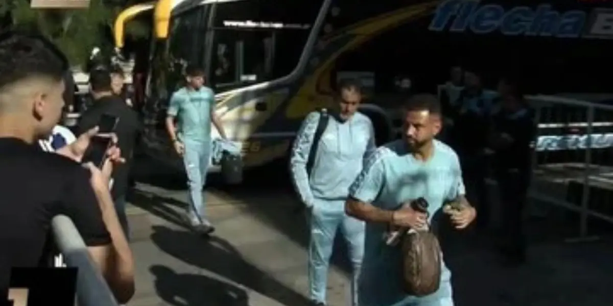 El colombiano recibió una cargada y él le respondió sin problemas