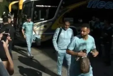 El colombiano recibió una cargada y él le respondió sin problemas