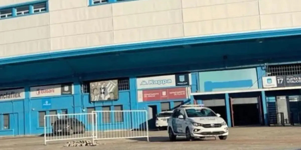 El equipo de Gago practica bajo custodia policial en su estadio después de sufrir su cuarta derrota consecutiva, debido a la preocupación por la reacción violenta de los fanáticos o los barras